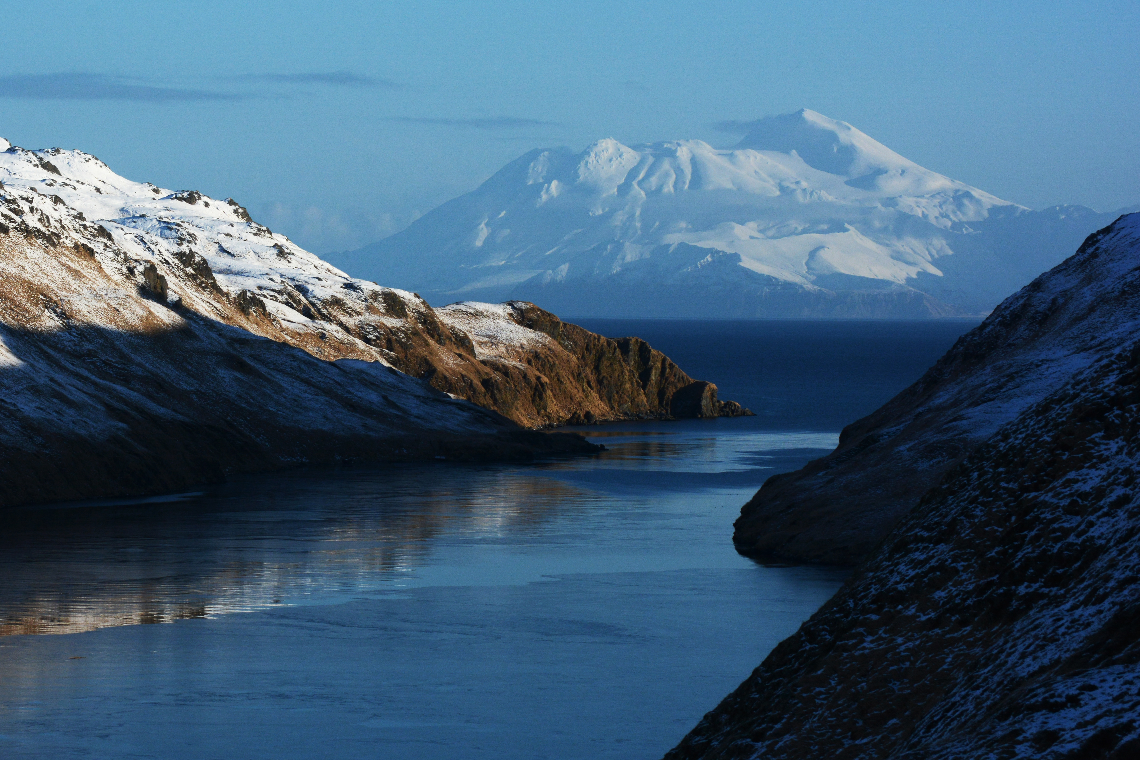 Архипелаг алеутские острова. Аляска и Алеутские острова. Алеутские острова природа. Вулкан Алеутского Аляска. США Алеутские острова.