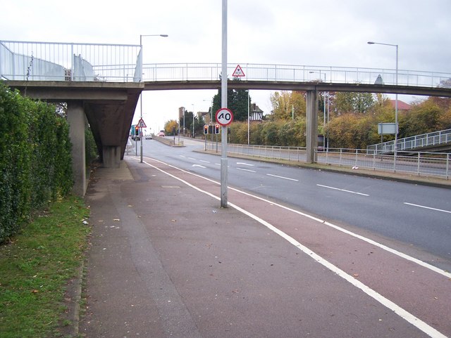 File:Footbridge over London Road (A2) - geograph.org.uk - 1040165.jpg