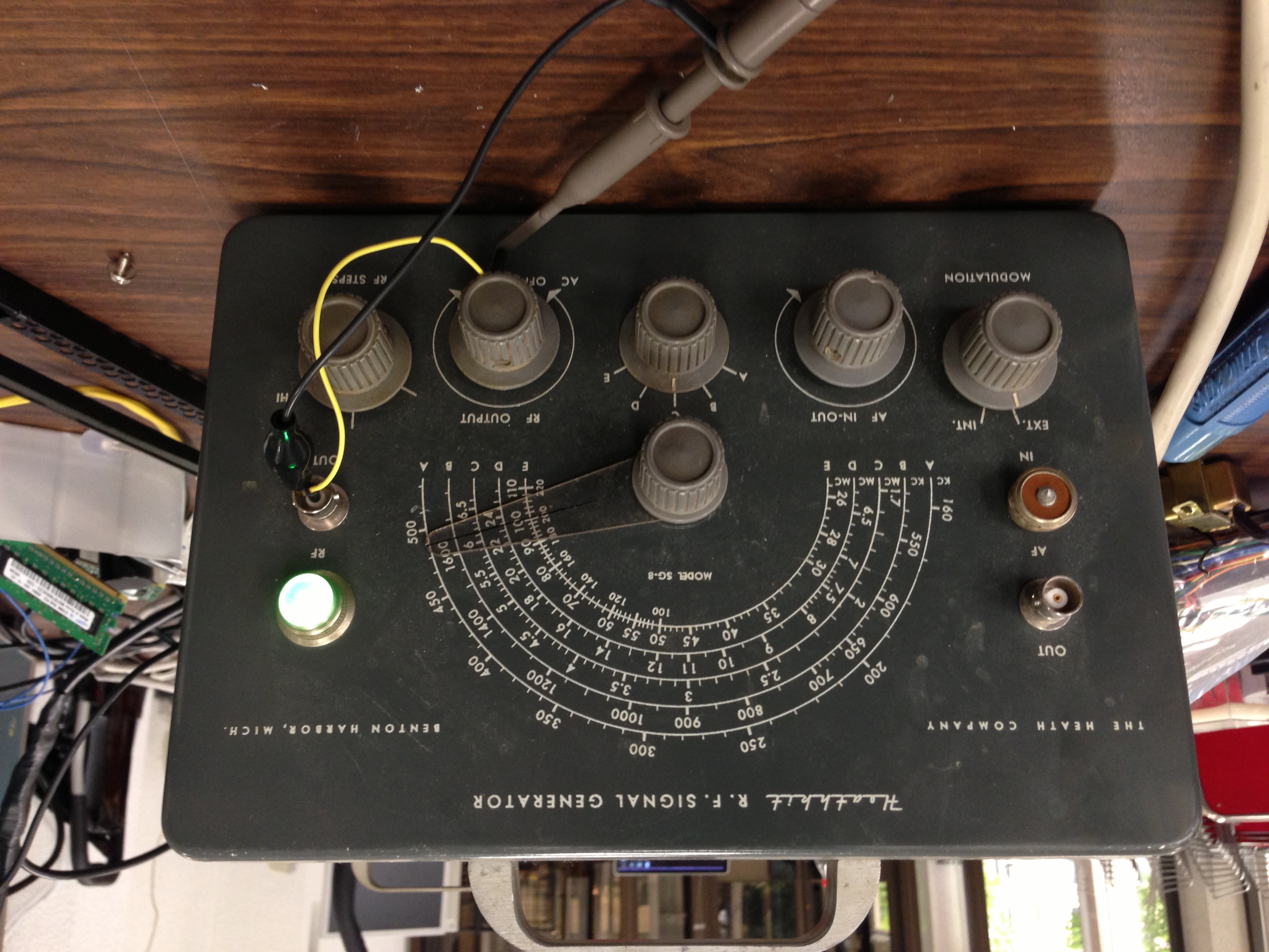 Signal generator. Генератор сигналов 1930-е. Генератор сигнала ГСИ-91. Радиоприемник Heathkit ra-1. Сигнал Генератор bk20005.