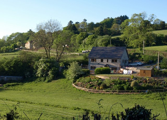 Houses on Cuck Hill - geograph.org.uk - 1888826