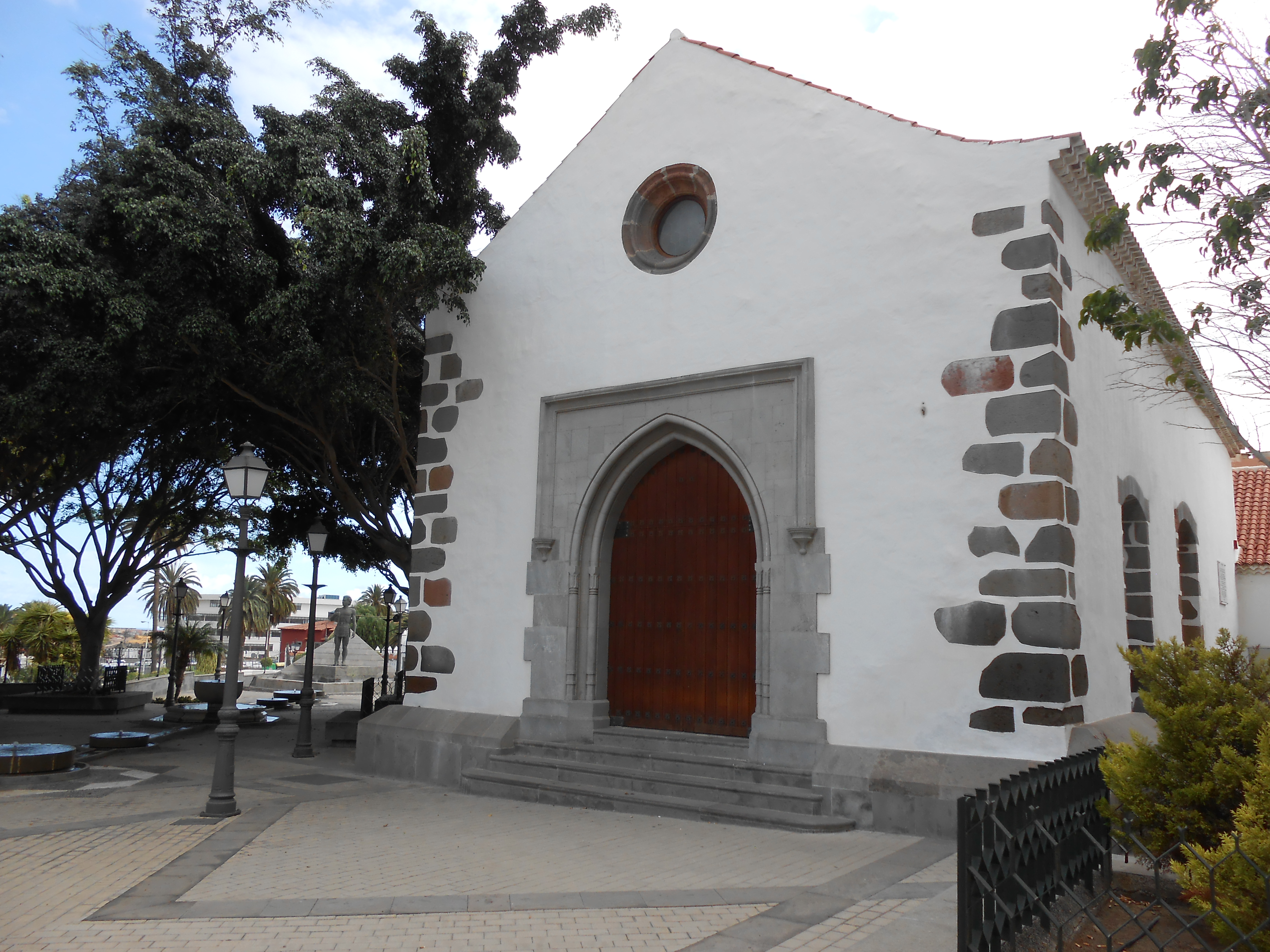 File:Iglesia de San Pedro Má - Wikimedia Commons