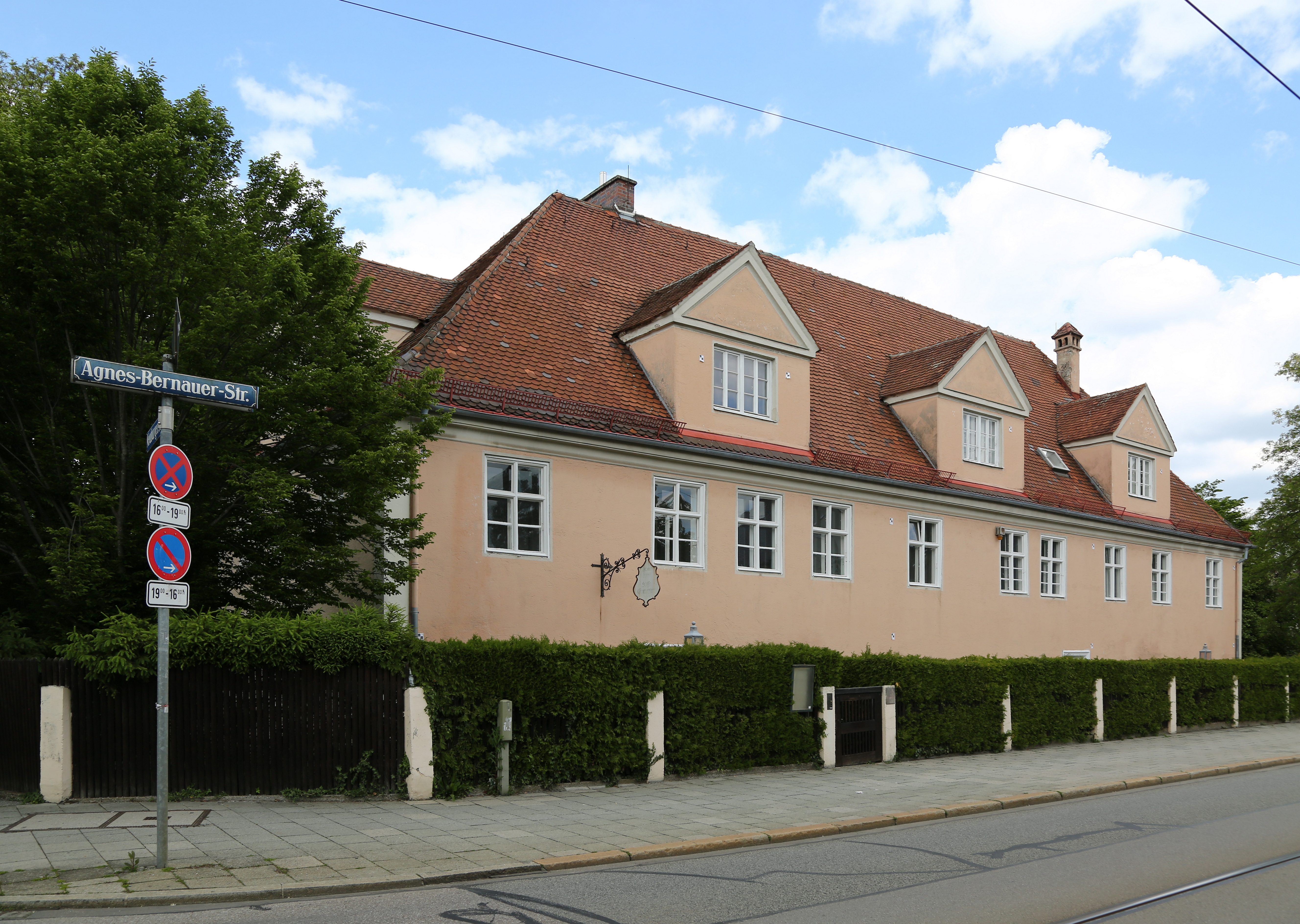 Das Laimer Schlössl ist ein denkmalgeschütztes Gebäude an der Agnes-Bernauer-Straße in München-Laim....