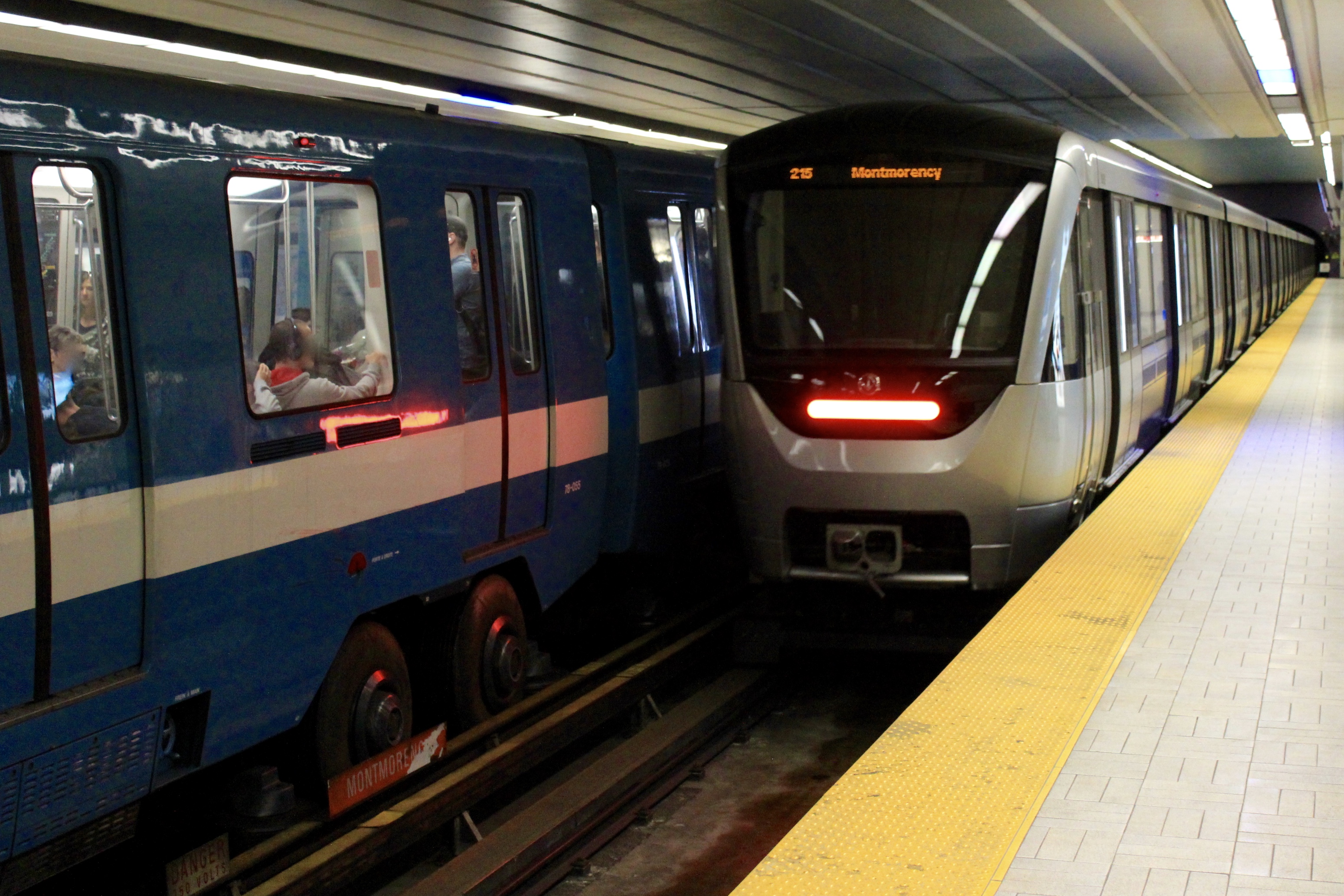 Me metro. Метро Монреаль поезда. Монреальский метрополитен. Метро Канады. Метро Монреаль на резиновых колесах.