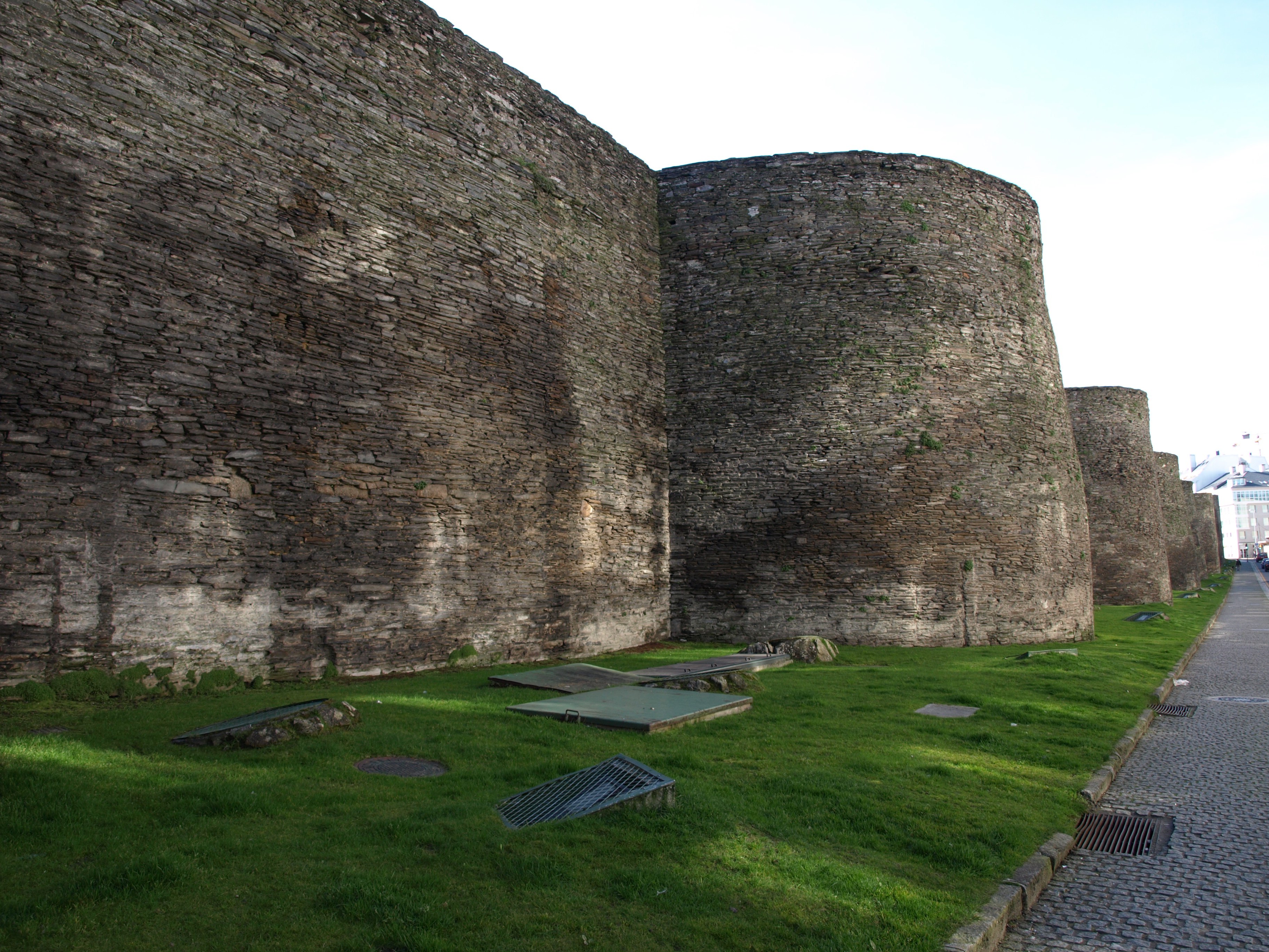 Древнеримские стены Луго. Roman Walls of Lugo порта-Минья. Укрепления Луго. Луго сад.