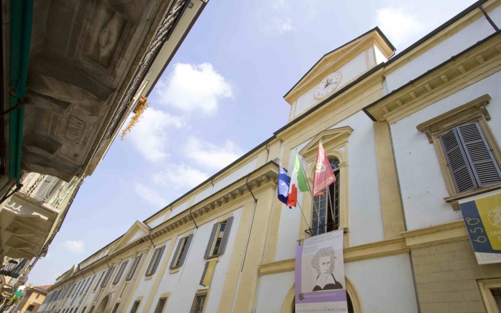 File:Palazzo centrale Università di Pavia.jpg