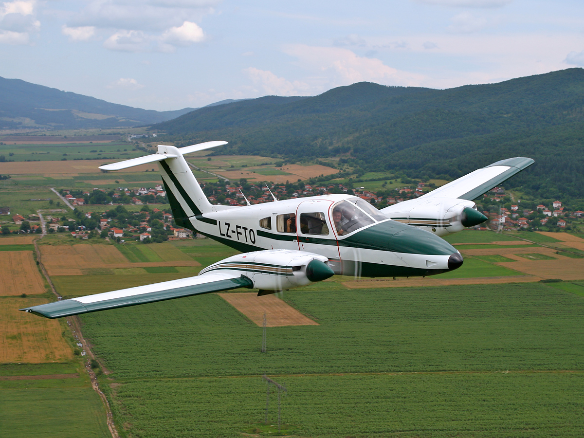 Легкие самолеты. Двухмоторный самолёт Piper pa-44 Seminole. Пайпер Семинол самолет. Piper pa-44 Seminole. Легкомоторный самолет 