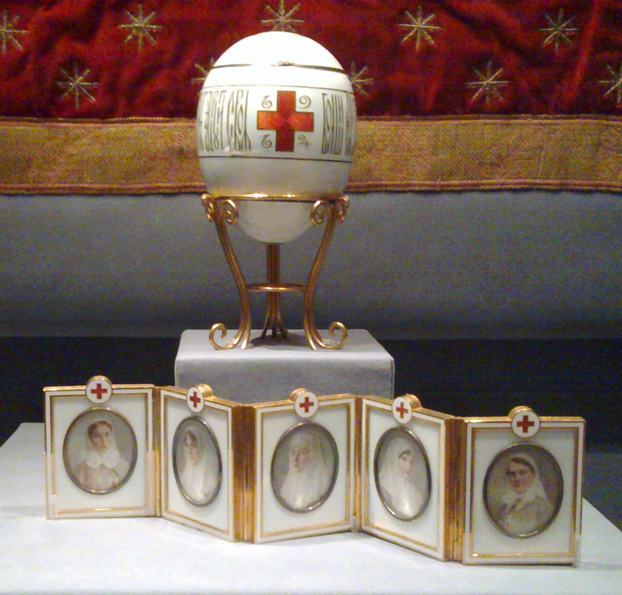 Red_Cross_with_Imperial_Portraits_(Fabergé_egg).jpg (1218×1164)