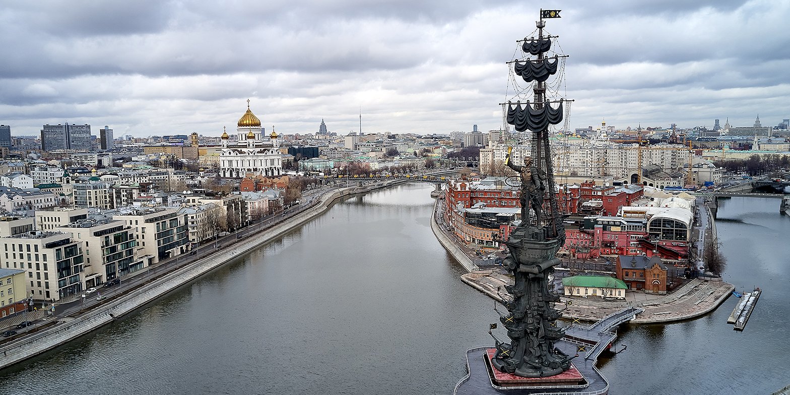 памятник петру 1 москва река