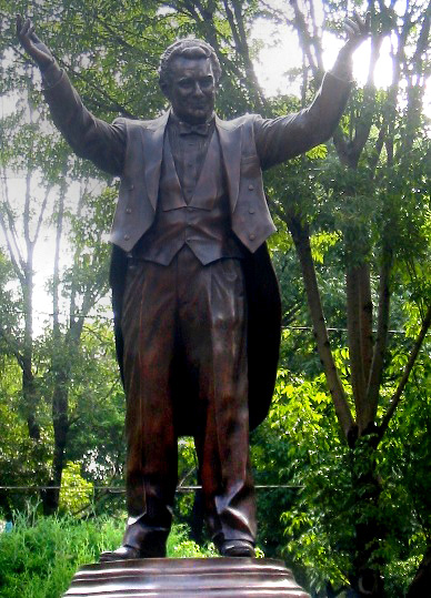 File:Statue of Placido Domingo in Mexico City.jpg