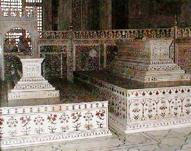 Sarkofagët falls të Mumtaz Mahalit dhe Shah Jahanit në dhomën kryesore.