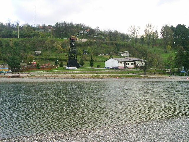 File:Tuzla, solne jezero v propadline po byvalych dolech.jpg