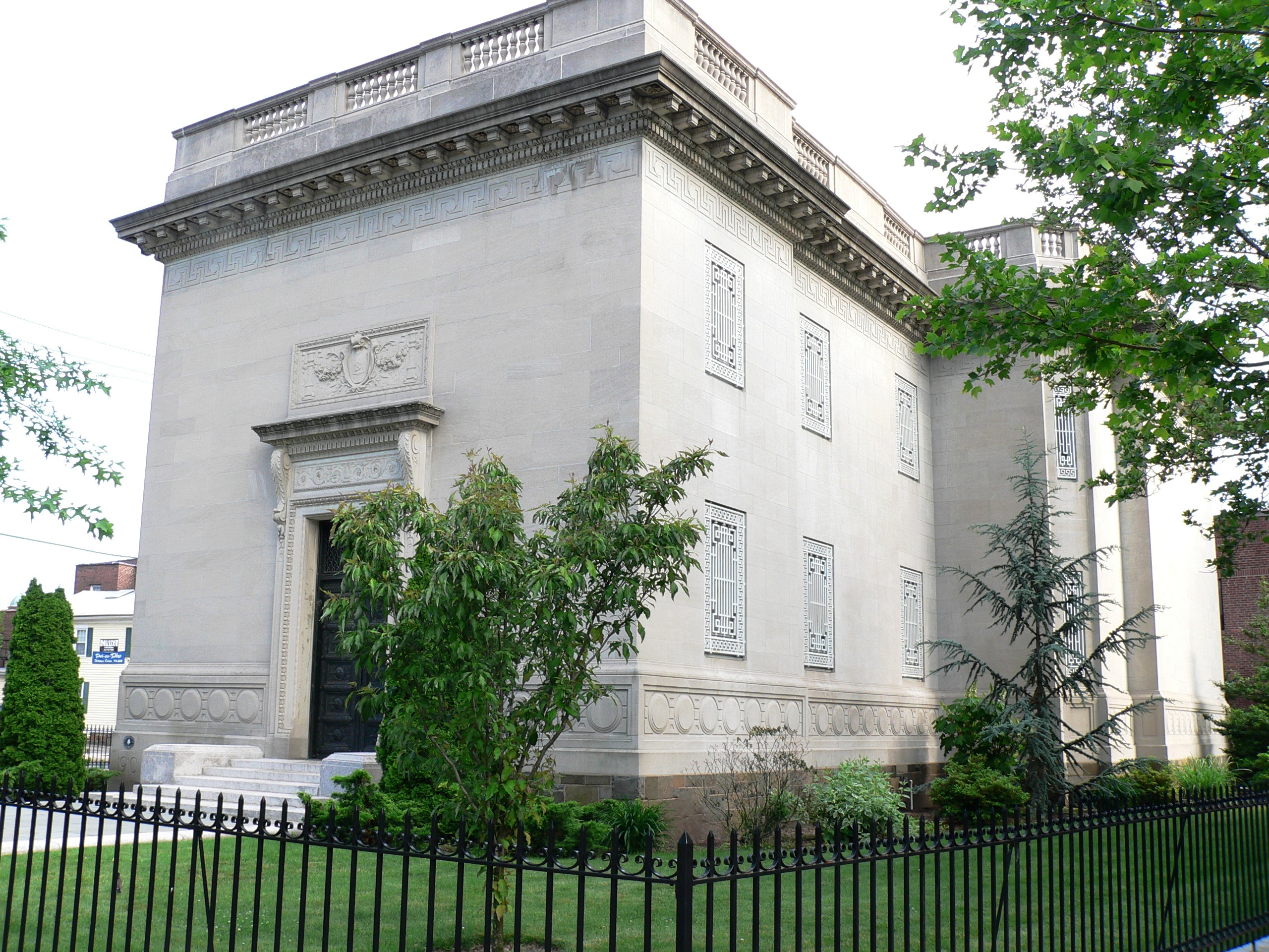 Skull linked to secret Yale society to be sold