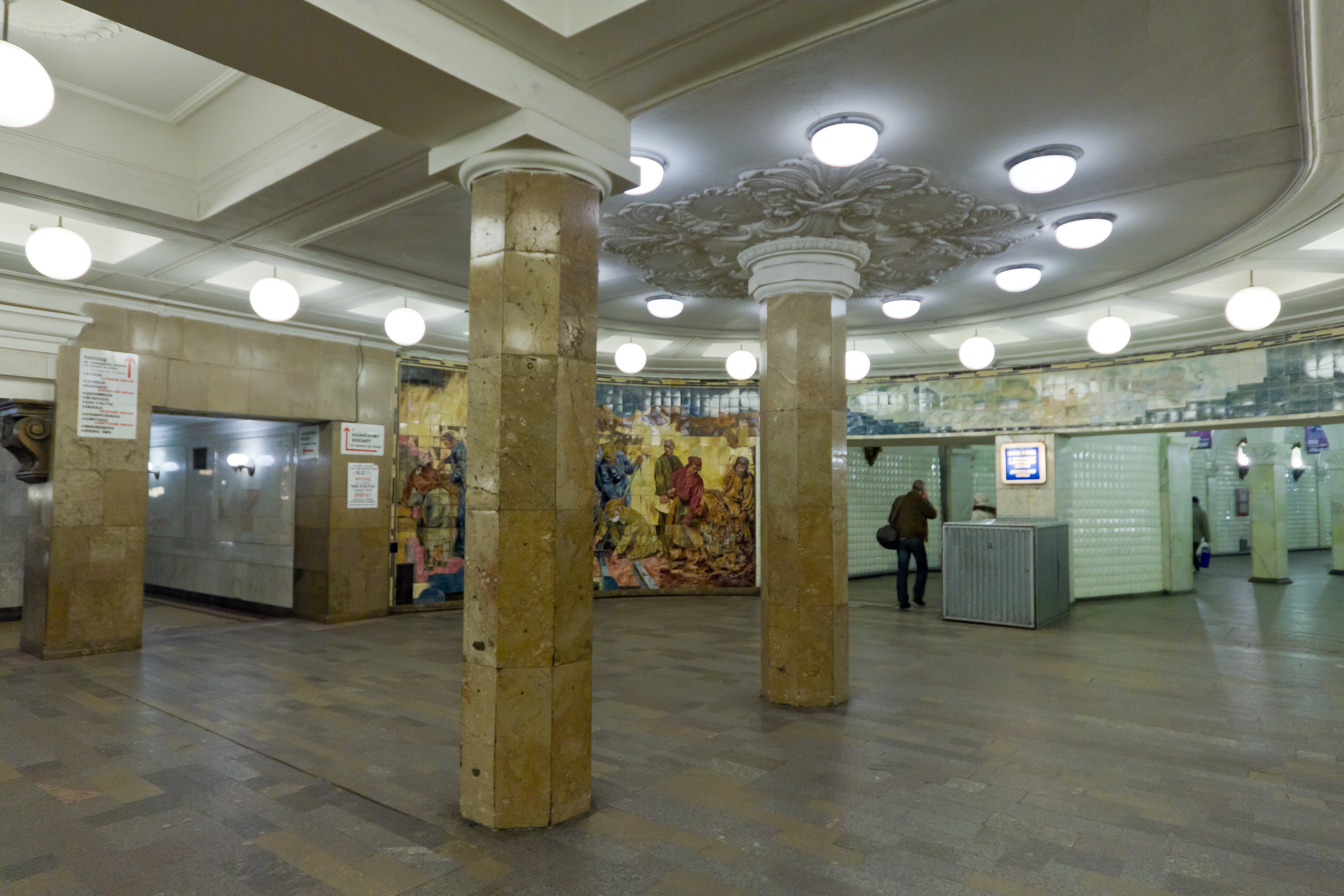 Вестибюль станции Комсомольская