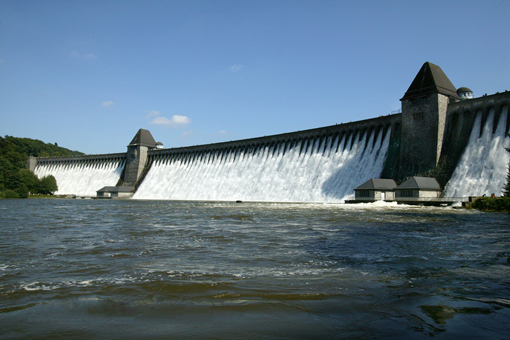 File:Überlauf Möhnetalsperre.jpg