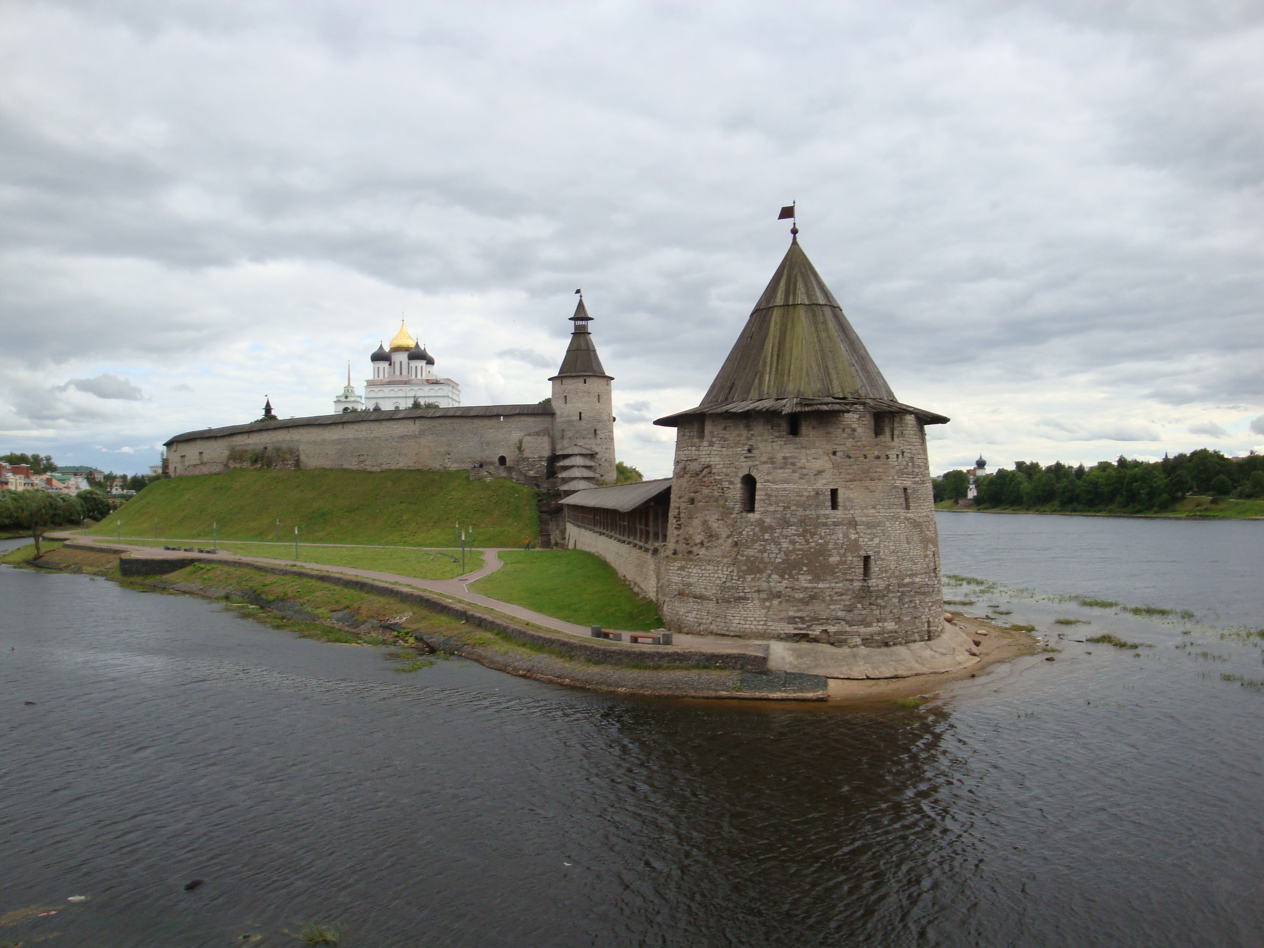 Стена Окольного города Псков. Комплекс в крепостной. Новосиль крепостные сооружения фото. Средний город.