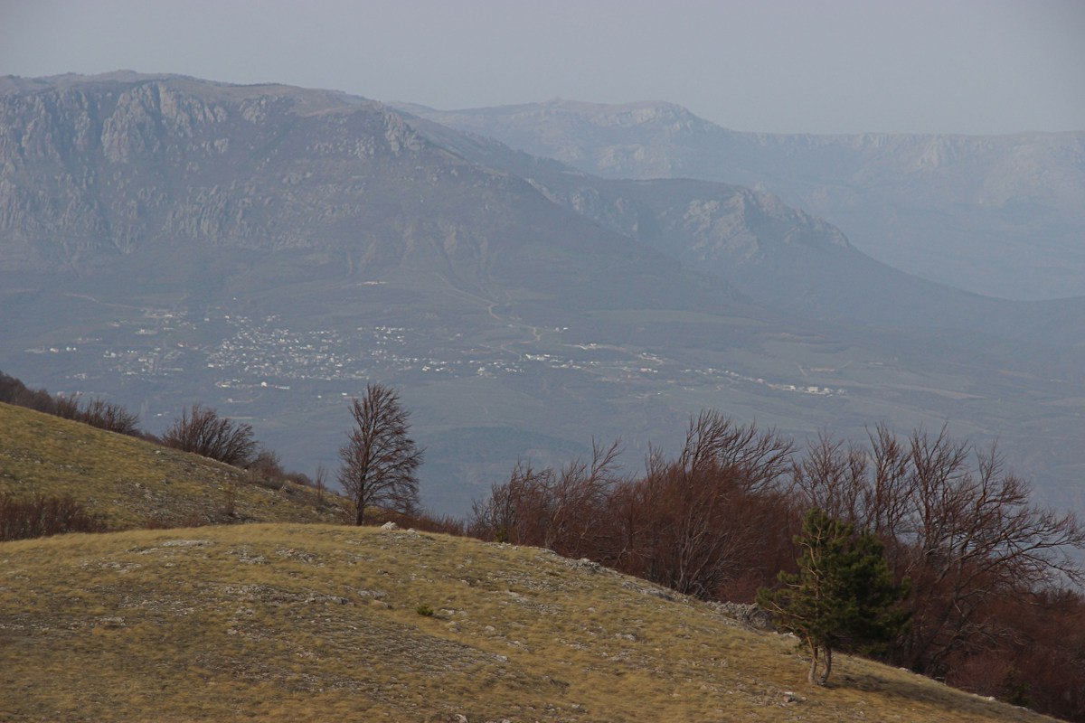 Погода в селе крым на 10 дней. Село лучистое Крым. Гора возле Алушты. ПС лучистое Крым. Чатыр Даг от лучистого.