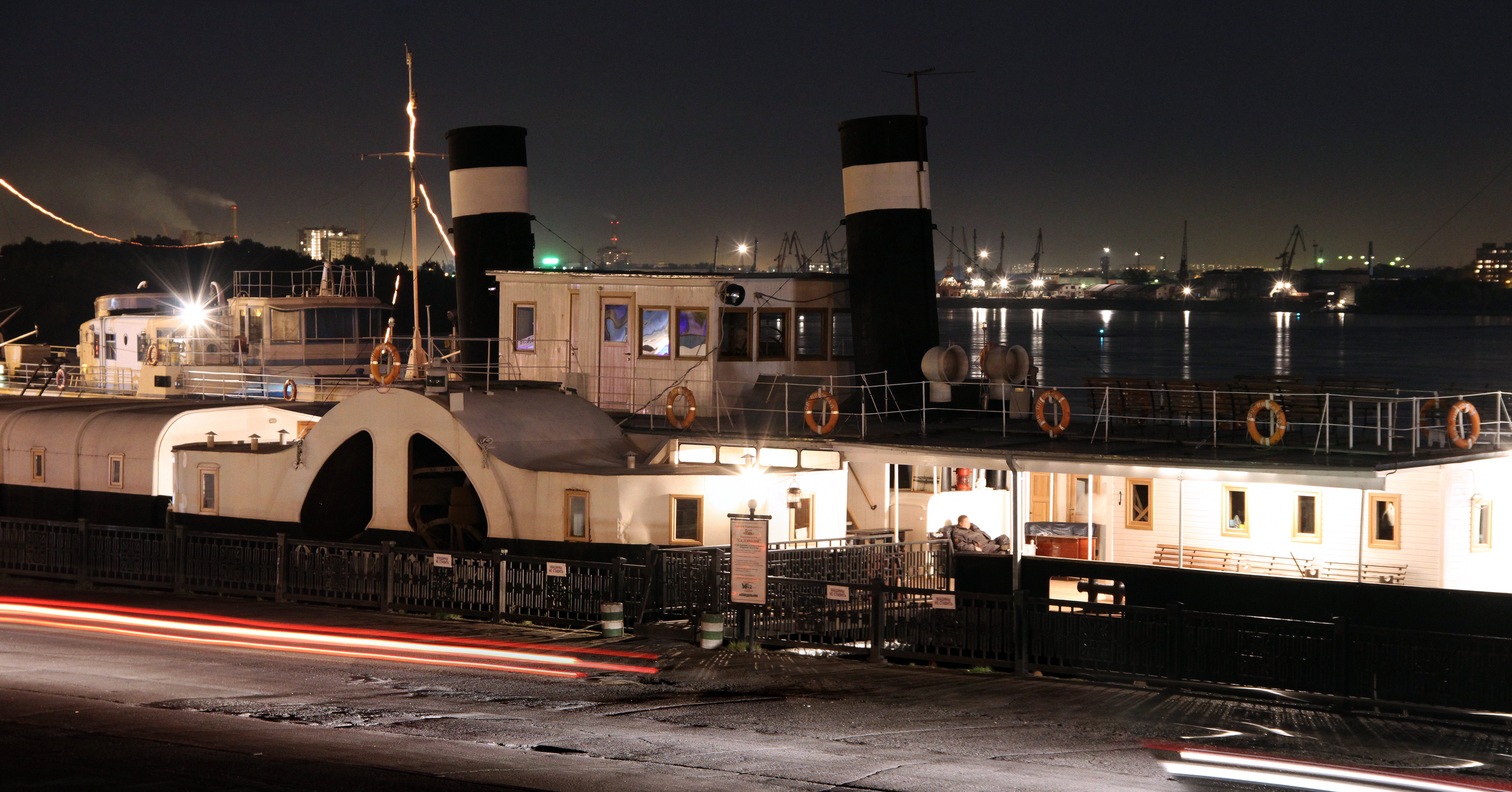 Пароходы ночные. Одесский пароход. Пароход ночью.