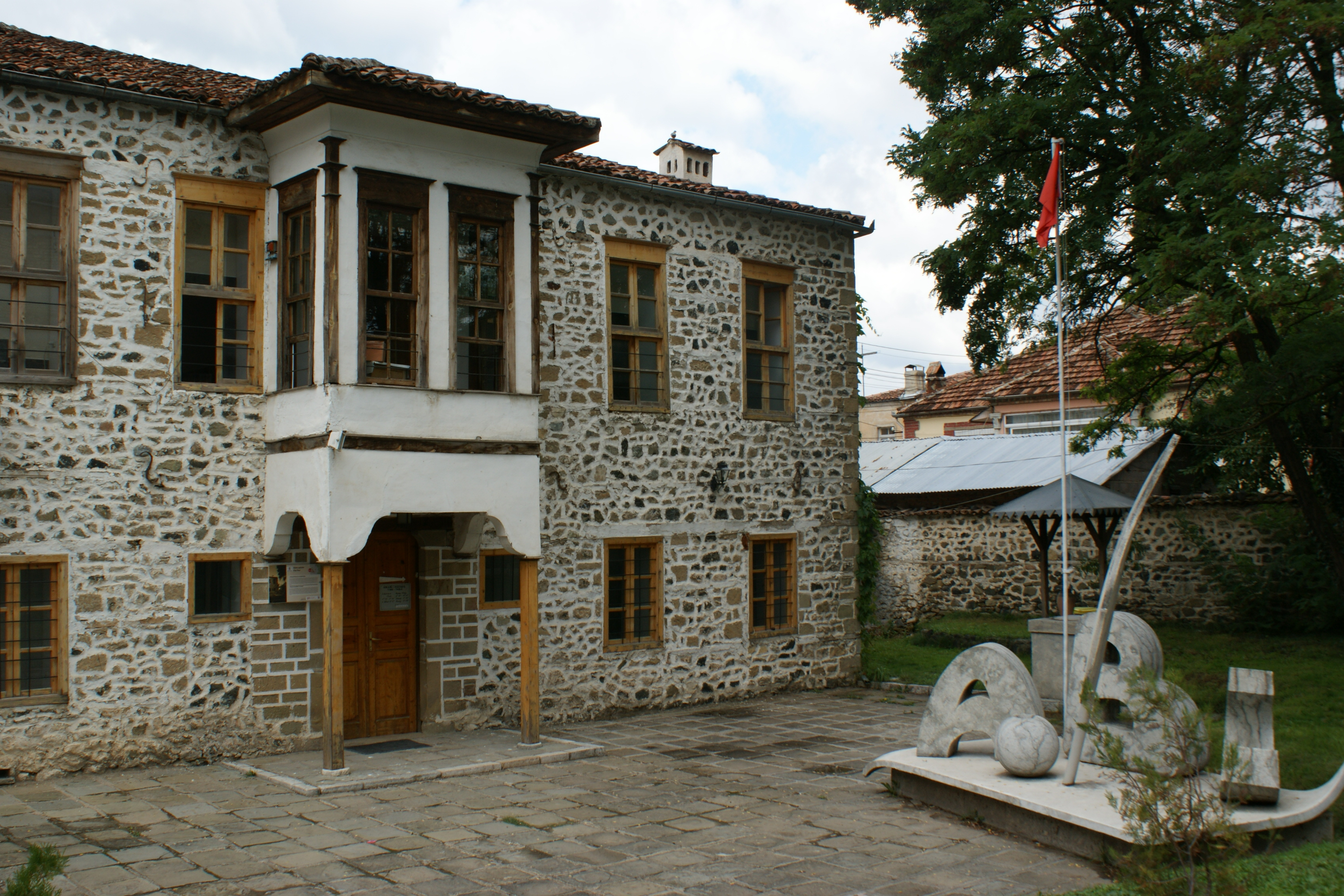 Skeda:2014 Korçë , Shkolla e parë shqipe.JPG - Wikipedia