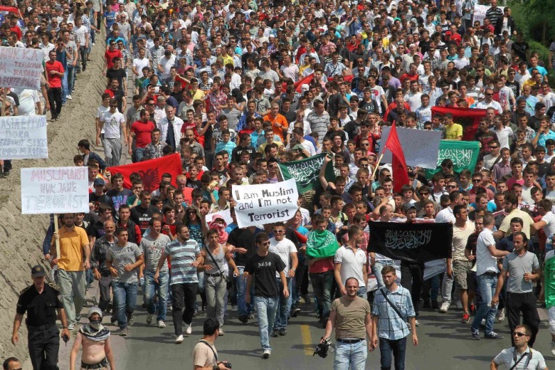 File:Albanian Protesters 2.jpg