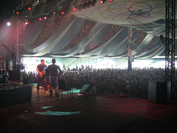 File:Alejandro Toledo and the Magic Tombolinos at Womad 2010.jpeg