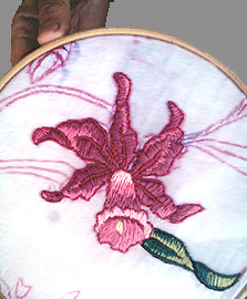 Exemplo de artesanato bordado em execução.