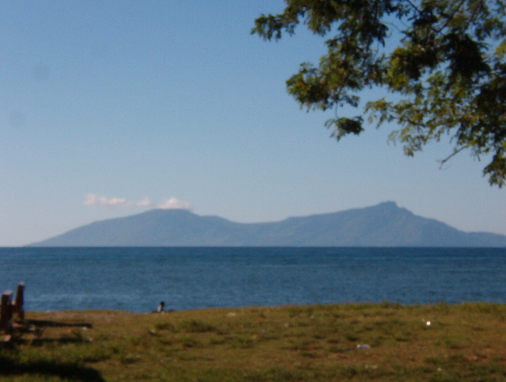 Ficheiro:View to steep forested mountain area on Mt Manucoco