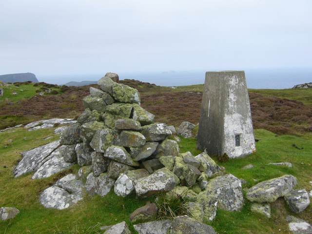 File:Ben Volovaig trig - geograph.org.uk - 1335287.jpg