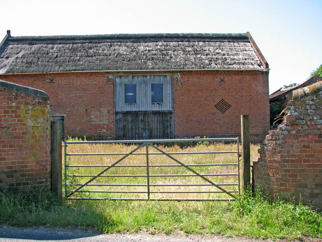 File:Big barn on Bramerton Road - geograph.org.uk - 1368167.jpg