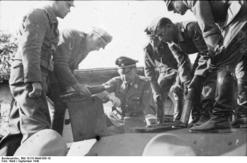 File:Bundesarchiv Bild 101III-Weill-059-18, Metz, Heinrich Himmler auf Panzer.jpg