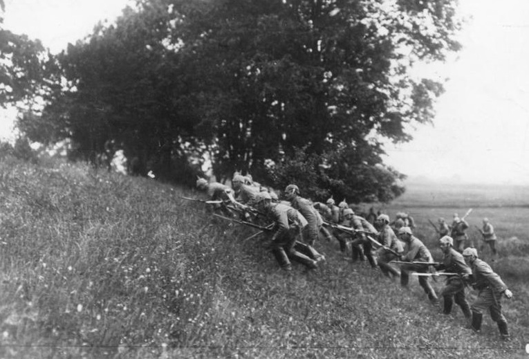 روميــــل «ثعلـــب الصحــراء»  Bundesarchiv_Bild_183-R33723%2C_Frankreich%2C_Argonnerwald%2C_Vorgehen_von_Infanterie