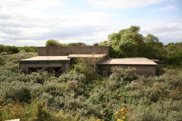 File:Bunker at Spurn Head - geograph.org.uk - 622519.jpg