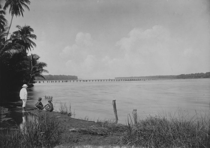 File:COLLECTIE TROPENMUSEUM Brug over de Progo gezien vanuit het zuiden TMnr 60030023.jpg