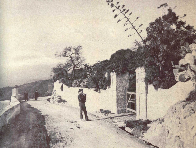 File:Gloeden, Wilhelm von (1856-1931) - n. 2605 - Taormina, Via Roma - Mussa p. 64.jpg