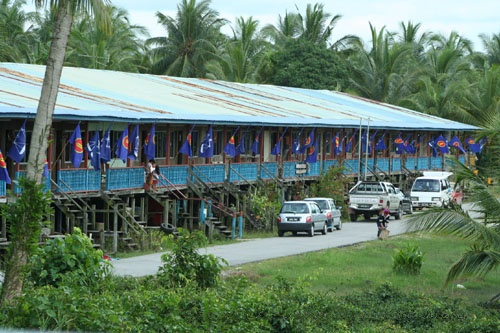 File:Iban longhouses at Bintulu, Sarawak, Malaysia.jpg
