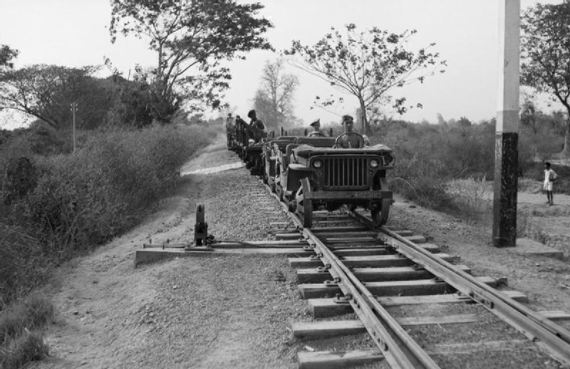 Diverses photos de la WWII - Page 24 Jeeps_adapted_for_running_on_railway_tracks_head_southwards_from_Mandalay%2C_Burma%2C_21_March_1945._SE3615