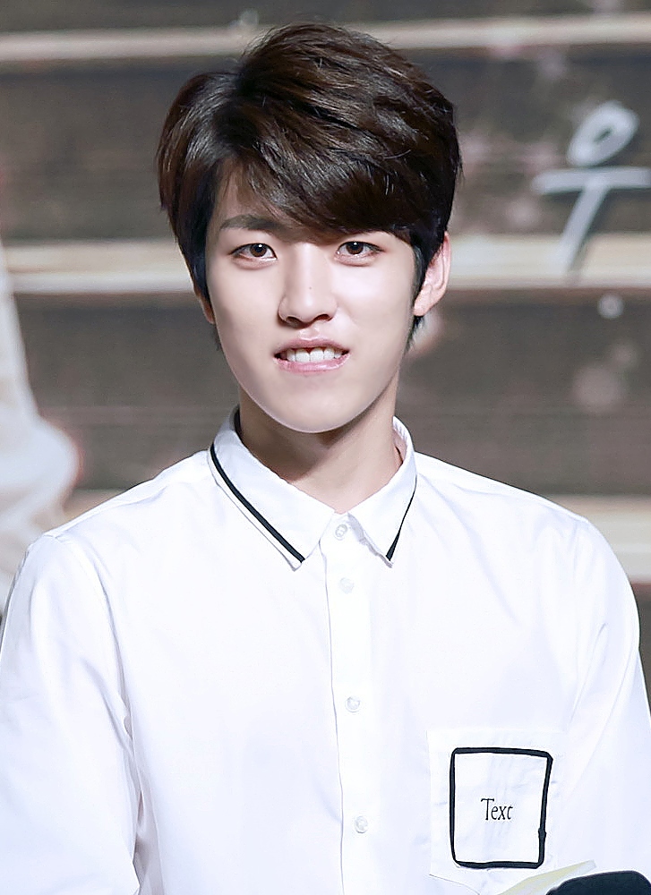 File:Lee Sung-yeol at press conference High School - Love On  -  Wikimedia Commons