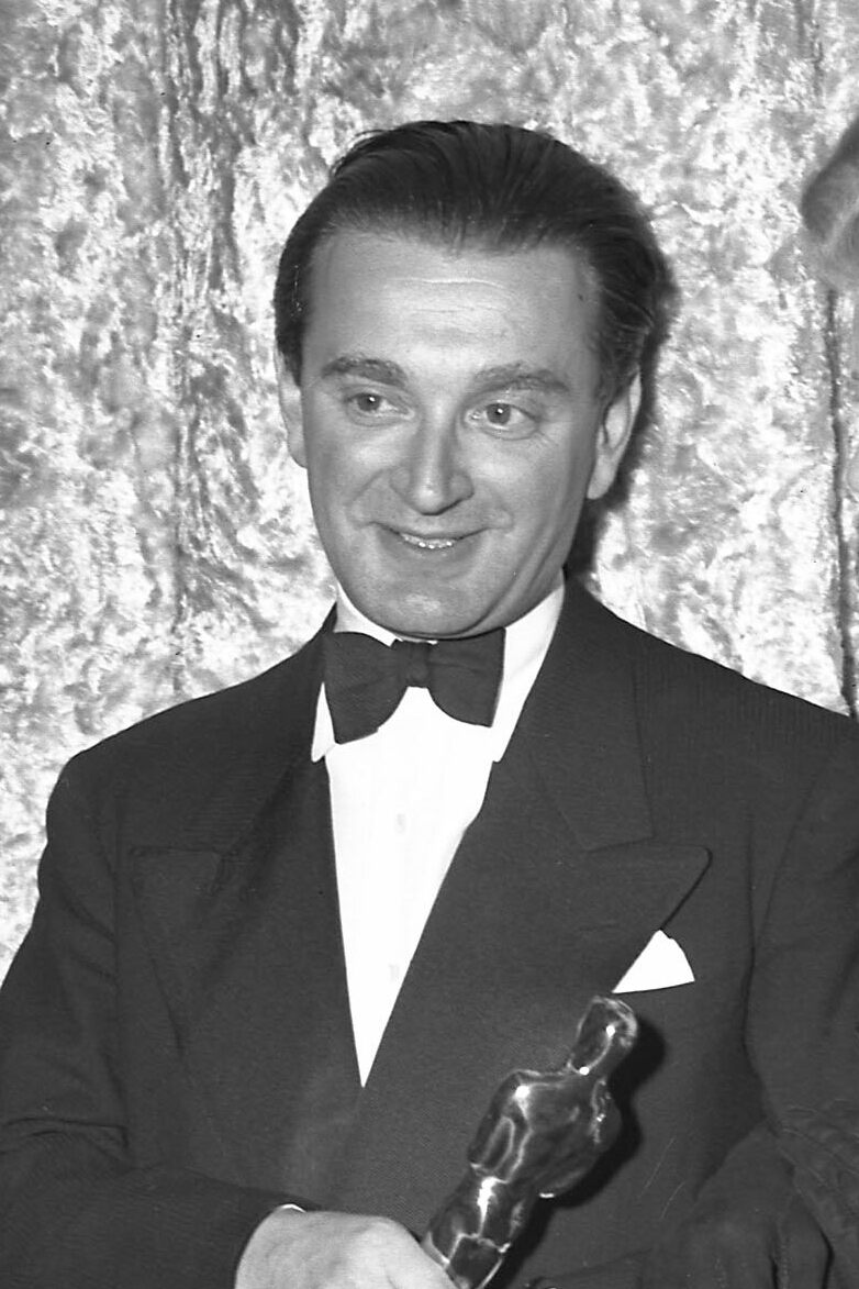 Rózsa holding his Oscar at the [[18th Academy Awards]] (1946)