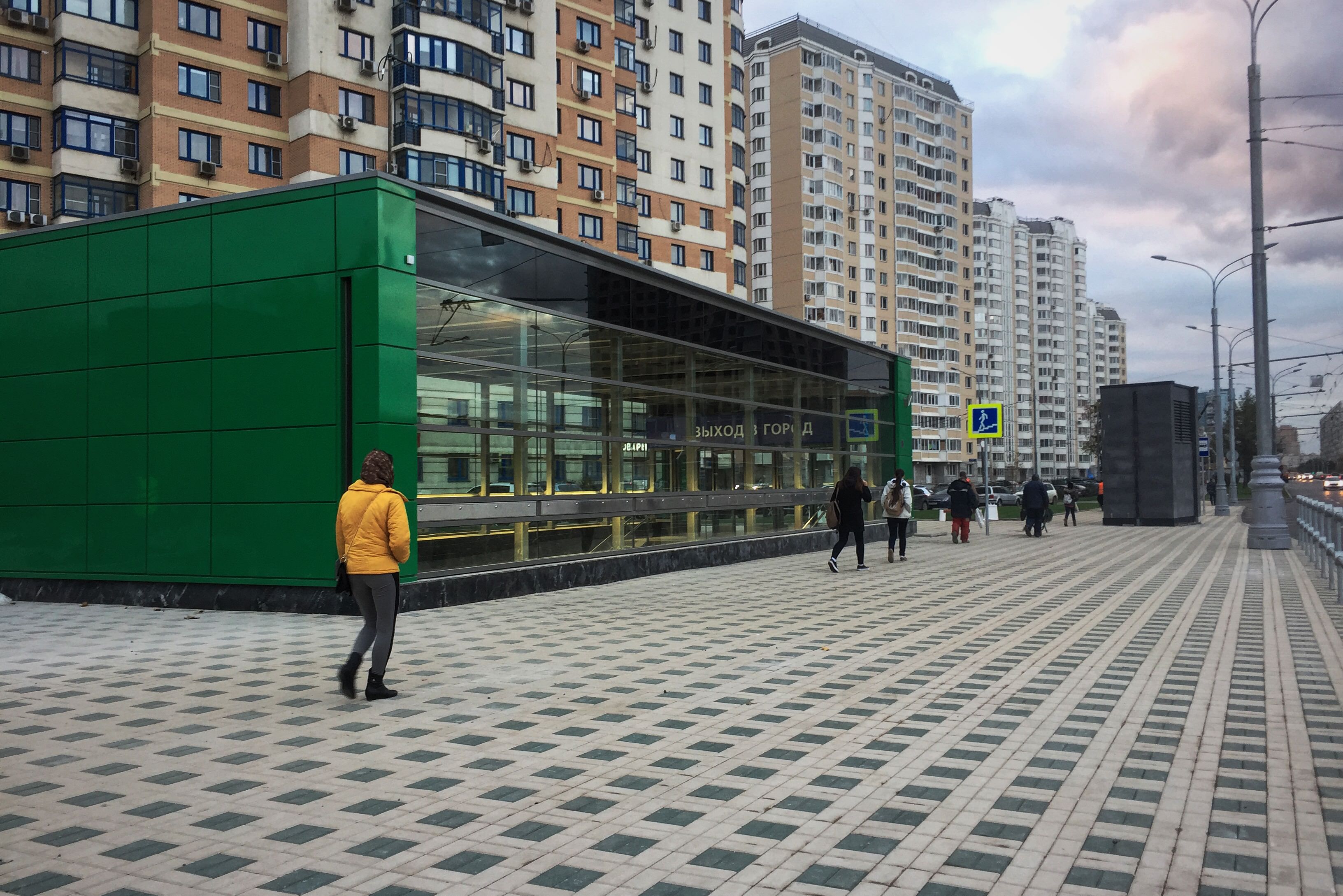 Метро на улице. Район метро Фонвизинская Москва. Район Марфино, метро Фонвизинская. Фонвизинская станция на улице. Ул Милашенкова метро Фонвизинская.