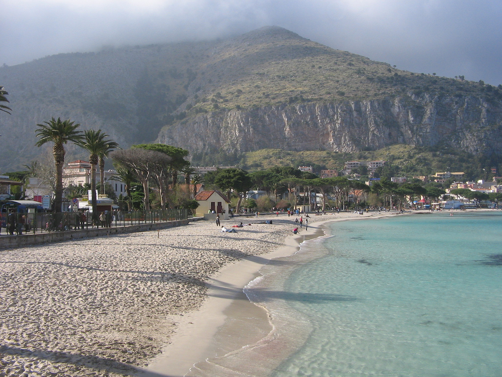 La spiaggia di Mondello
(fab., CC BY 2.0 https://creativecommons.org/licenses/by/2.0, via Wikimedia Commons)