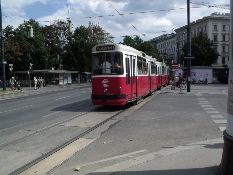 File:Régi típusú villamos a Burgringen - Old-type tram on Burg Ring - panoramio.jpg