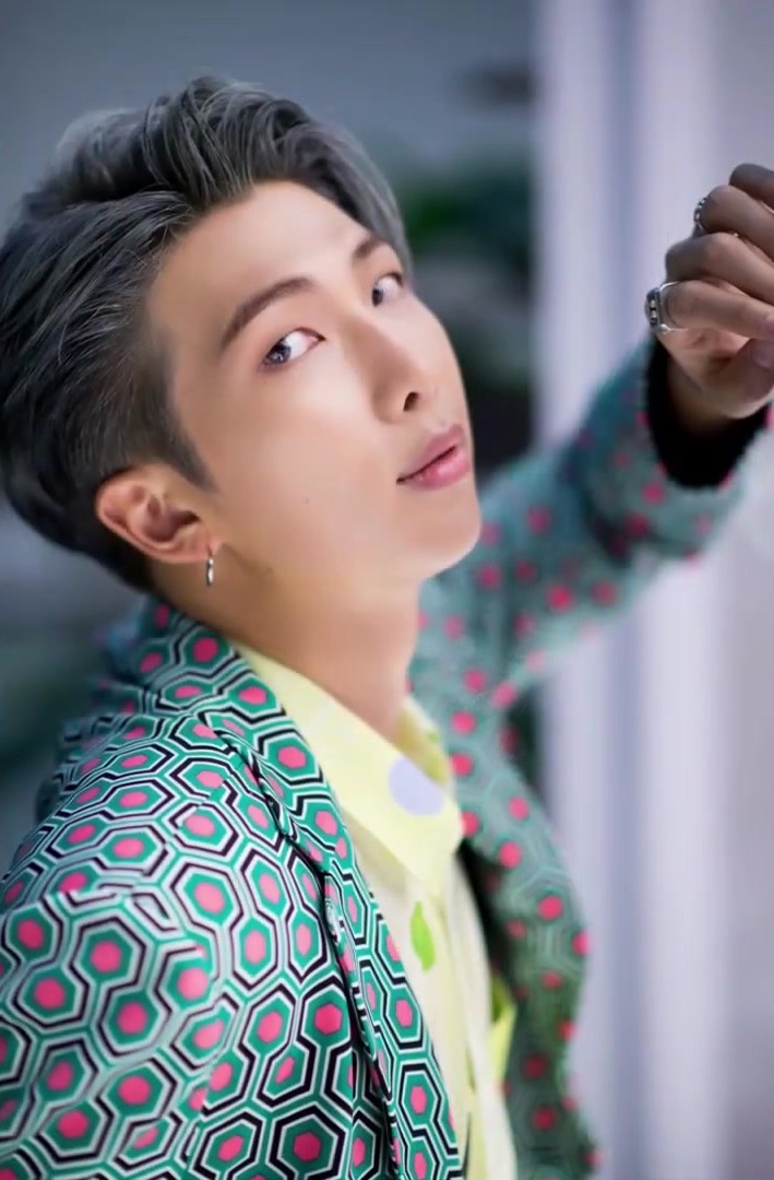 File:RM for Dispatch photoshoot on "Idol" music video set, 19 July ...