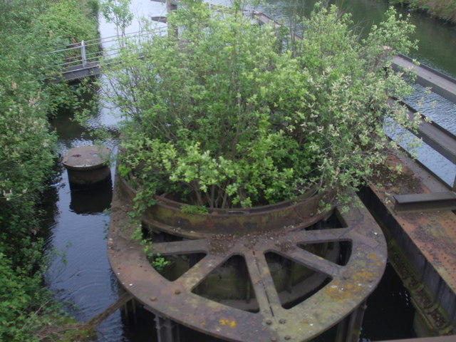 File:Trowse Swing bridge - geograph.org.uk - 1322067.jpg