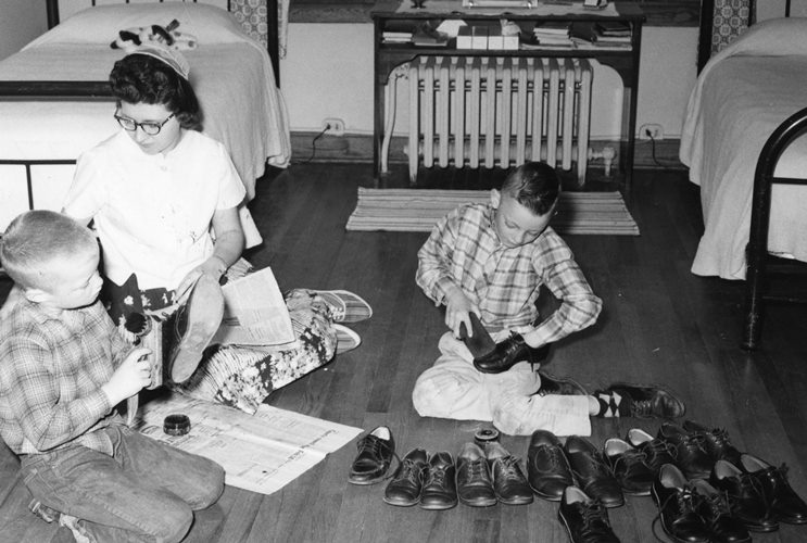 File:VS-er Patsy Roth with boys at Kansas City Children's Home, Kansas City, Missouri, 1963 (16205184762).jpg