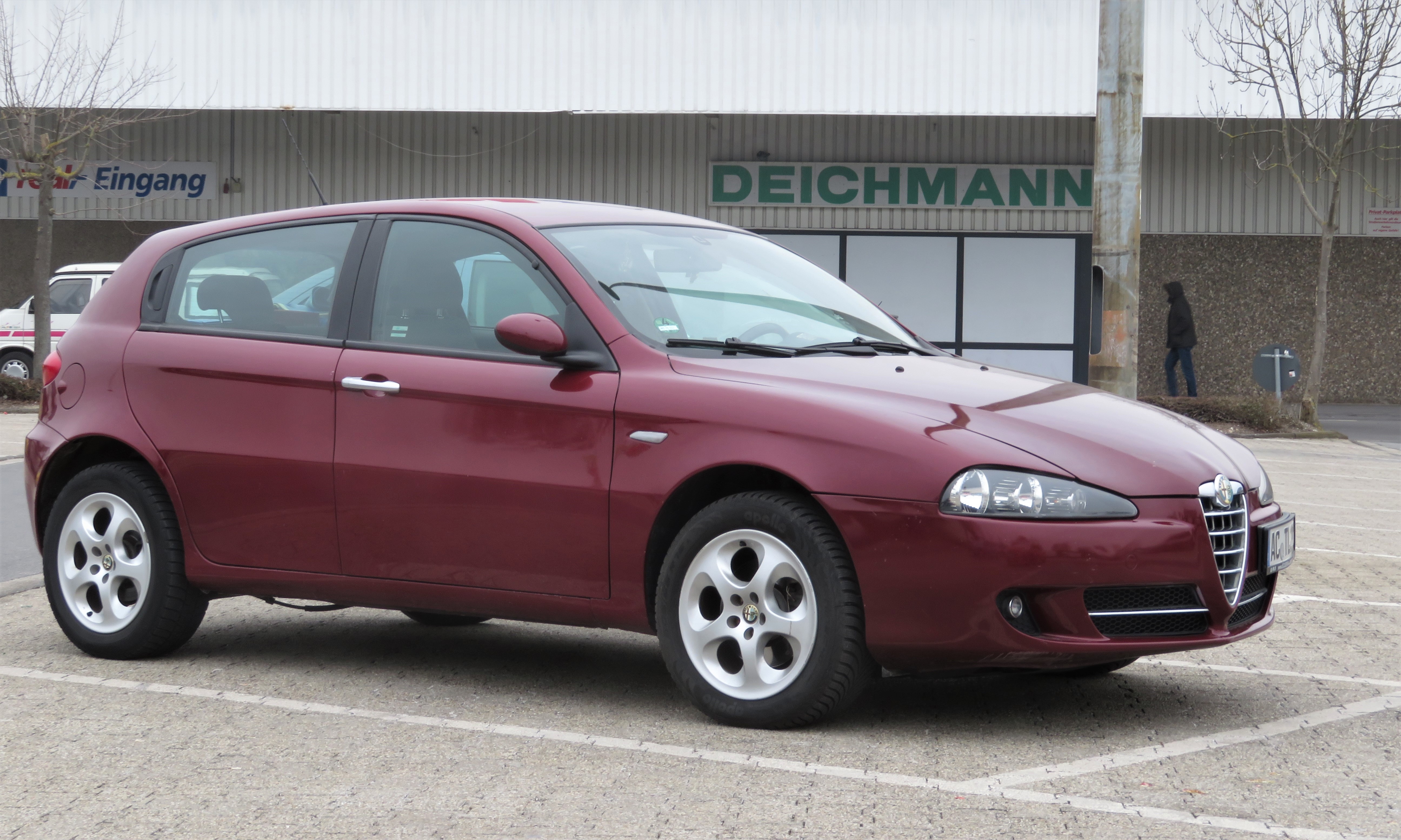 File:Alfa Romeo 147 (post facelift) outside shoe shop in Aachen.jpg -  Wikimedia Commons