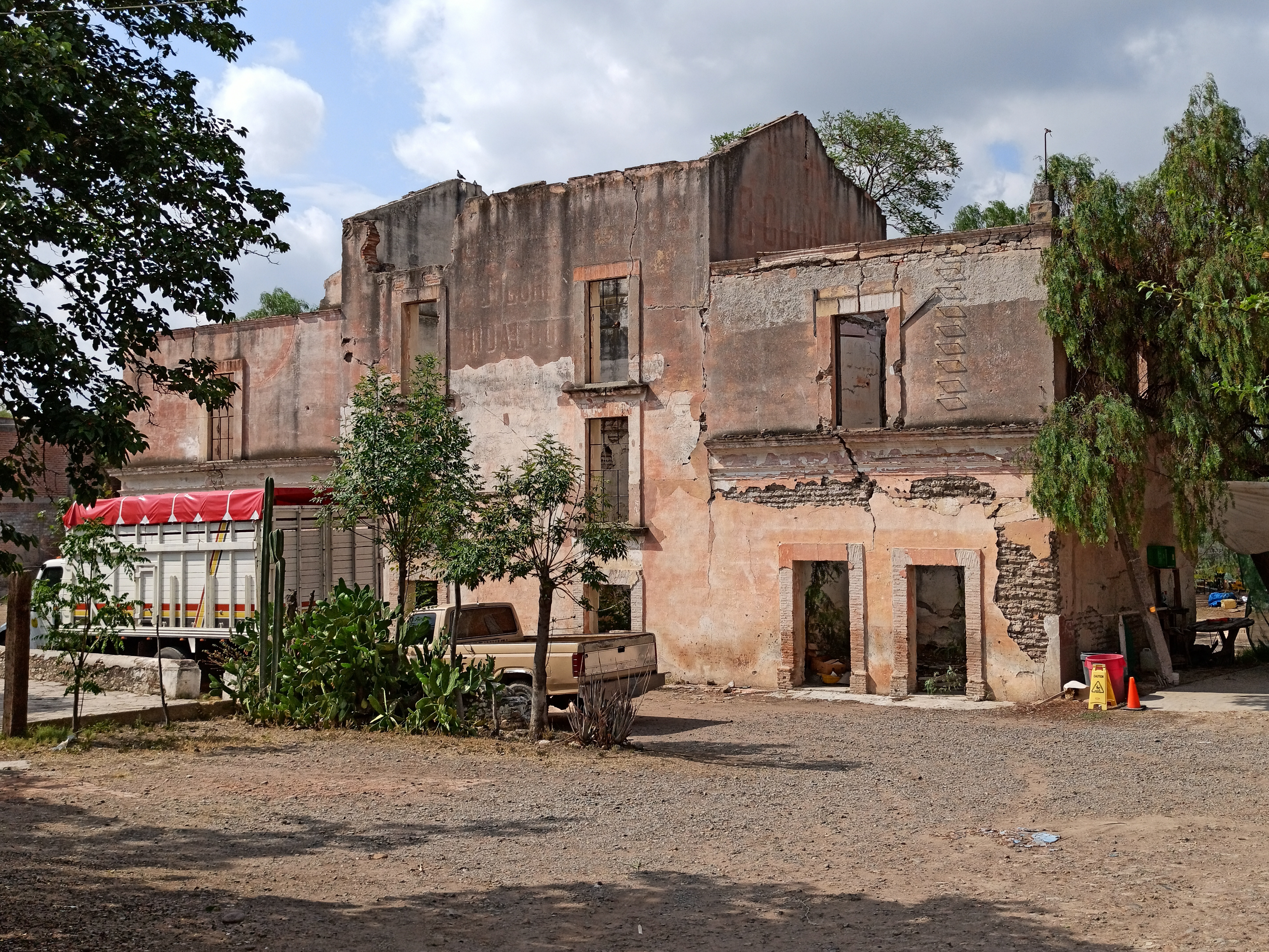 File:Antiguo molino de harina Hidalgo - Dolores Hidalgo, Guanajuato -   - Wikimedia Commons