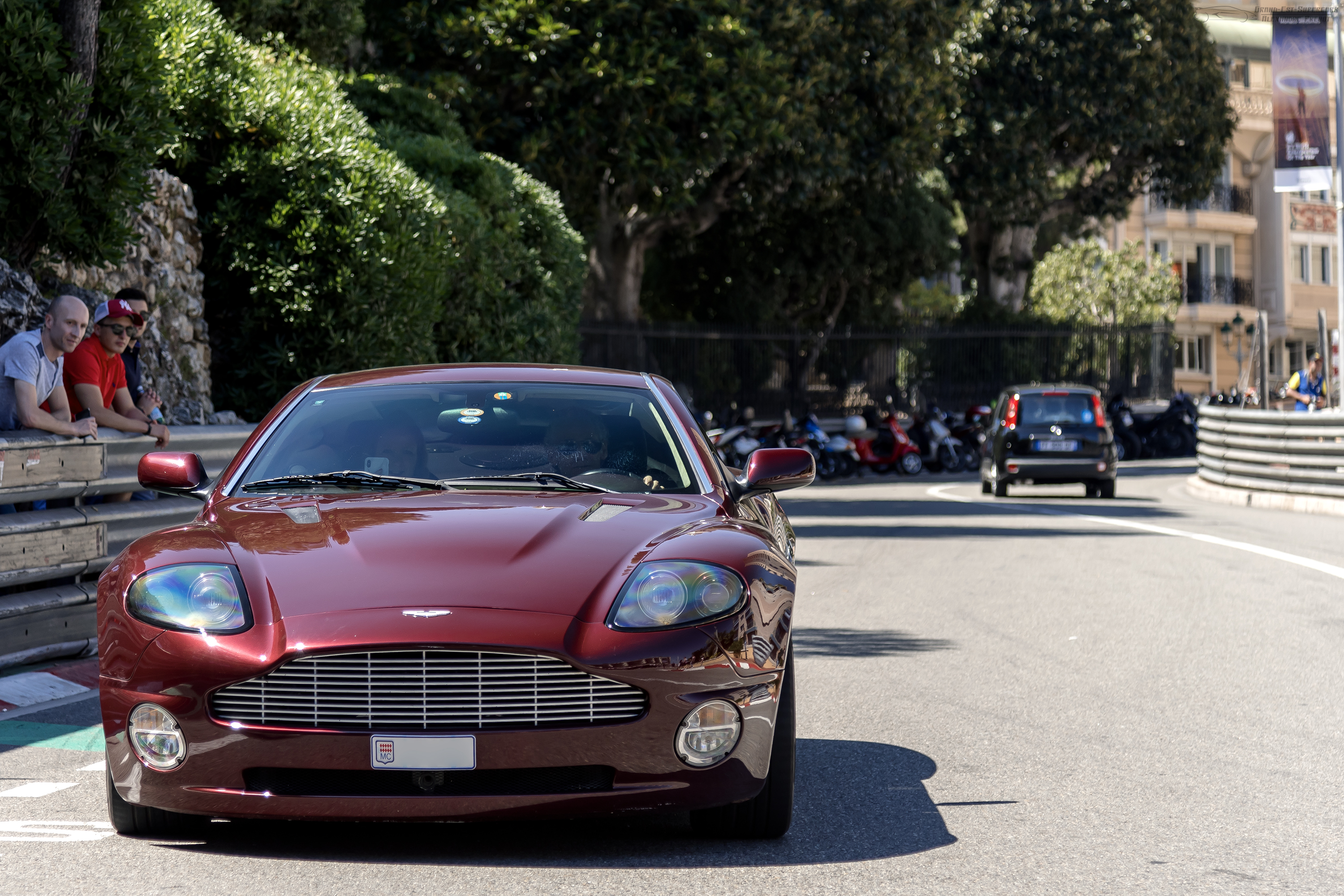 Aston Martin Vanquish розовый