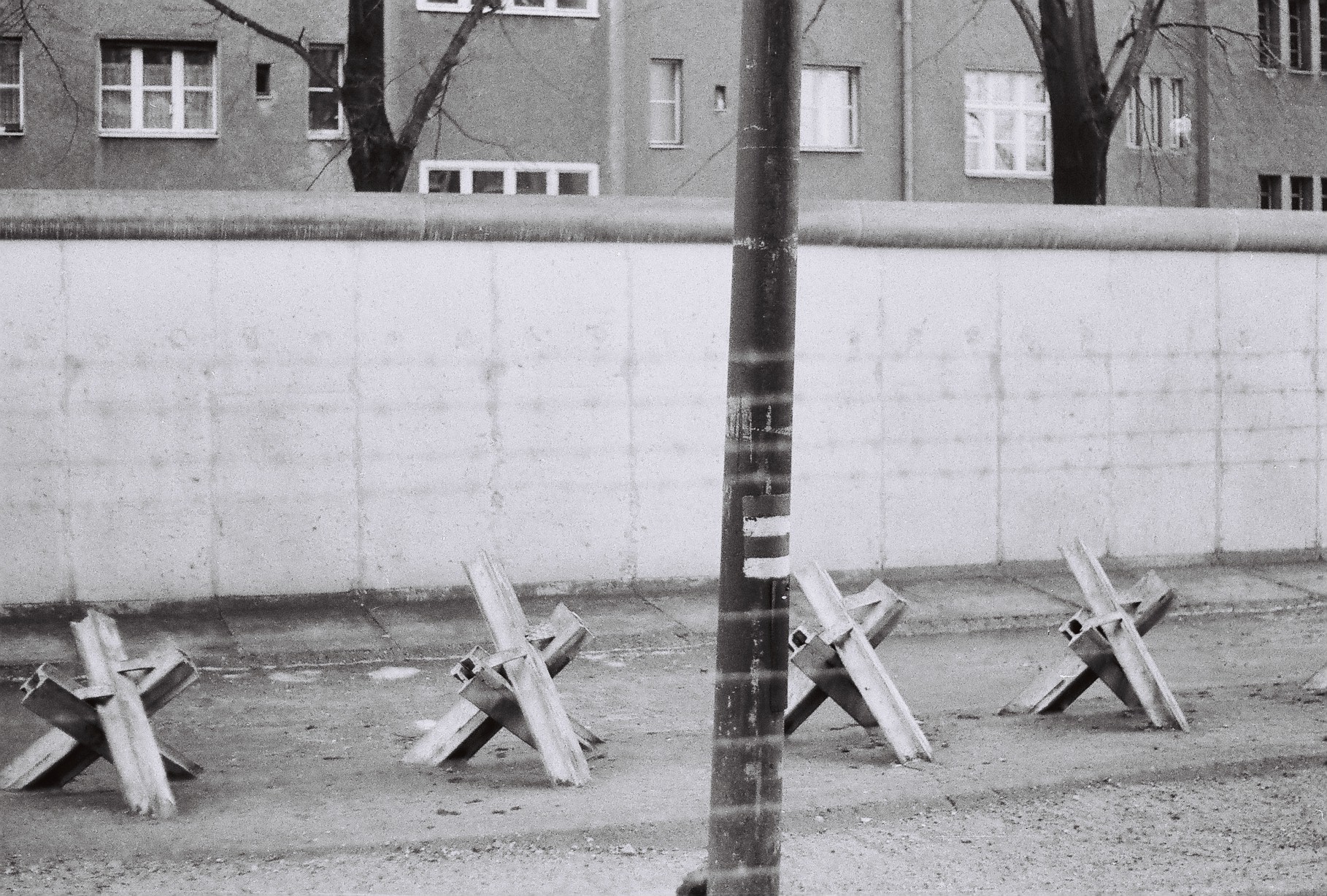 File:Berliner Mauer, Bouchéstraße, Blick von Ost nach West, ca. 1983 oder  1984.jpg - Wikimedia Commons