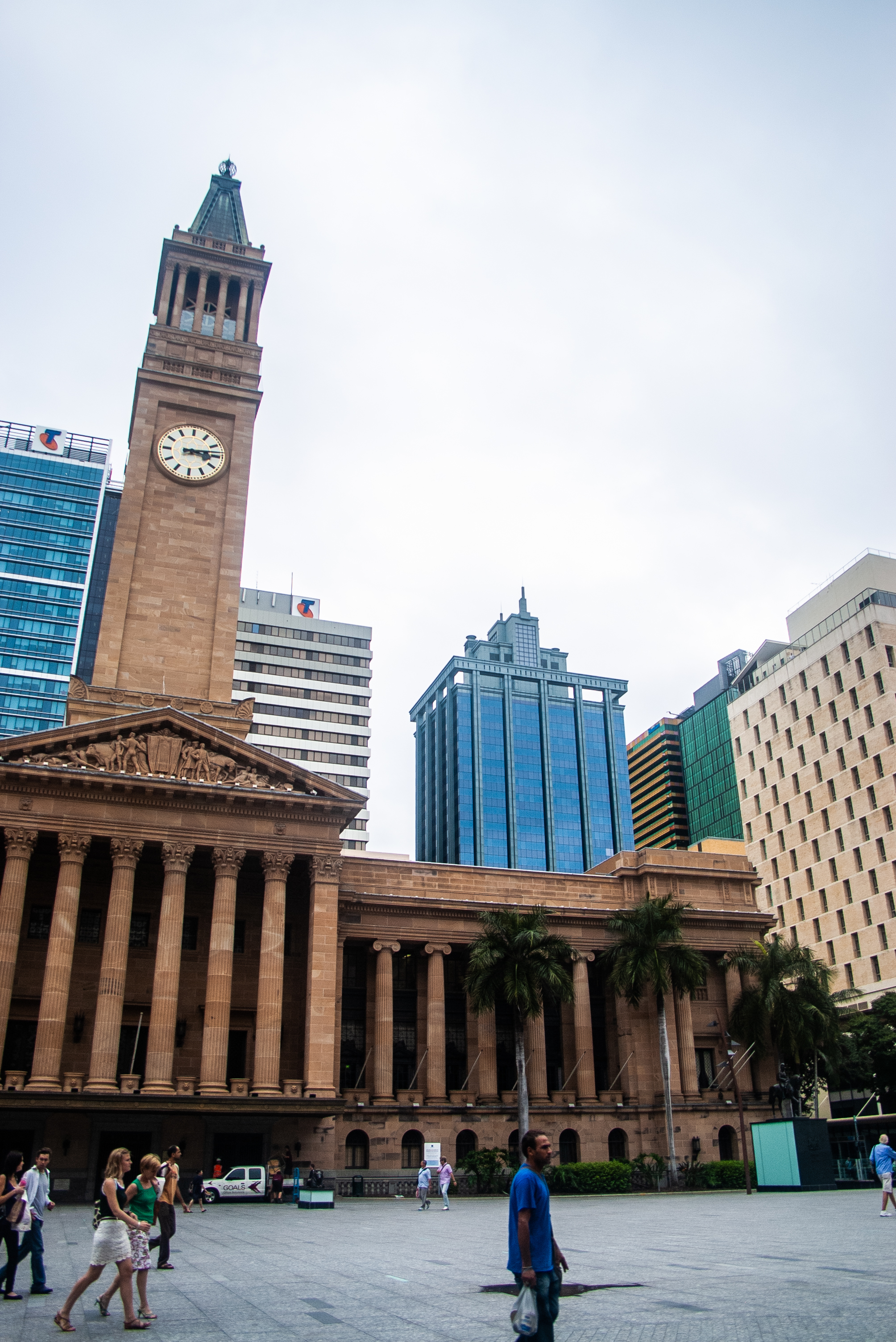 Hall right. Брисбен City Hall. Дождевой сад Brisbane City Hall. Brisbane City Hall. Brisbane City Hall Clock.