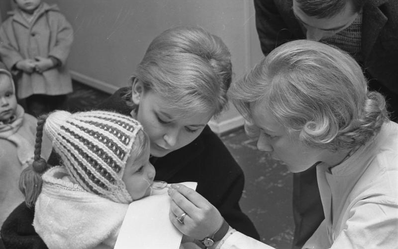 File:Bundesarchiv B 145 Bild-F025952-0025, Bonn, Gesundheitsamt, Schutzimpfung.jpg