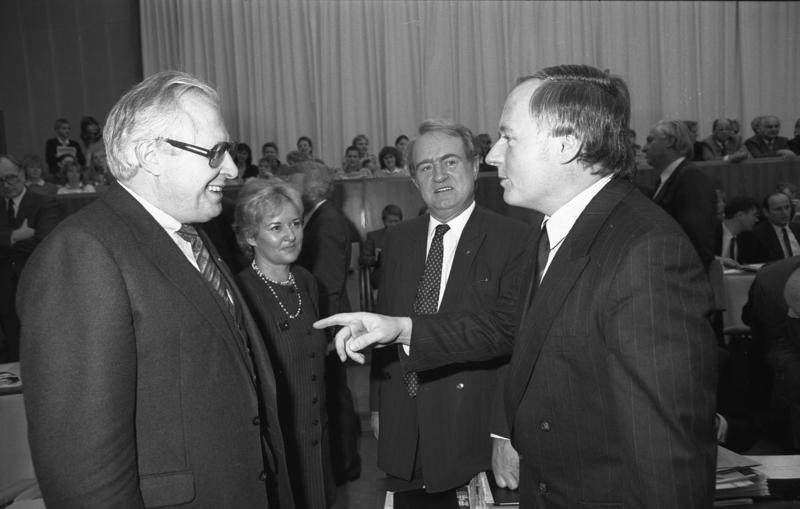 File:Bundesarchiv B 145 Bild-F076746-0013, Bonn, Antrittsrede Bundesratspräsident Vogel.jpg